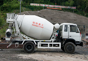 浙江引水隧道用隧道專用小型攪拌車施工。