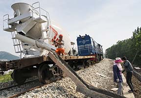 鐵路兩側(cè)護欄施工用什么水泥攪拌車